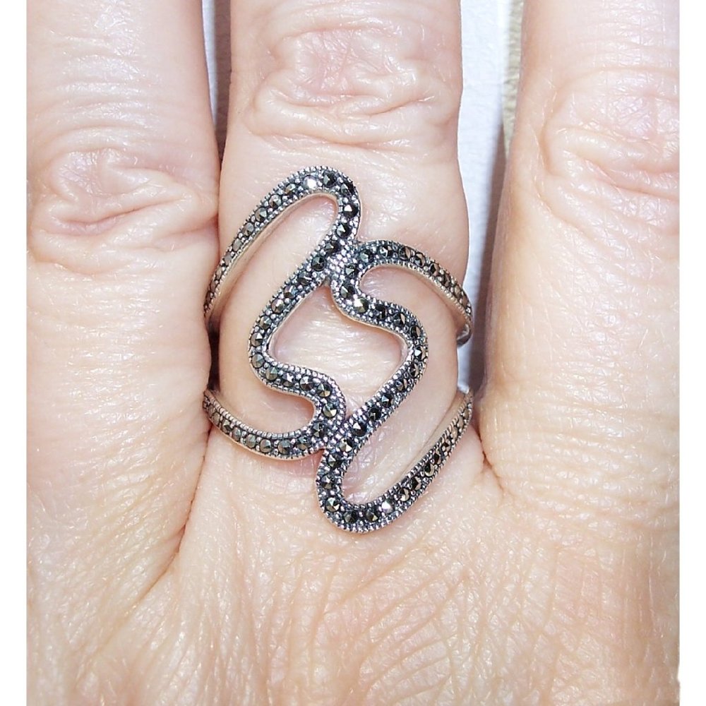 925 STERLING SILVER Modern Curvy Marcasite Statement Ring - Picture 4 of 16